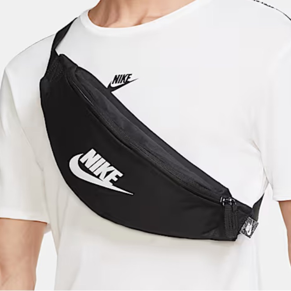 Nike Black Belt Bag Sleek Design